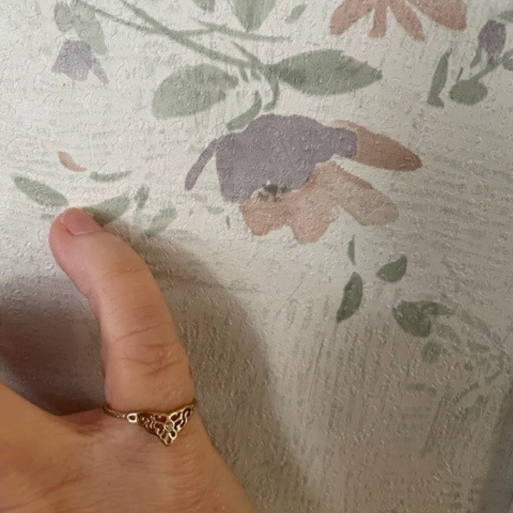 10K gold ladies pinky ring with small diamond chip size 4